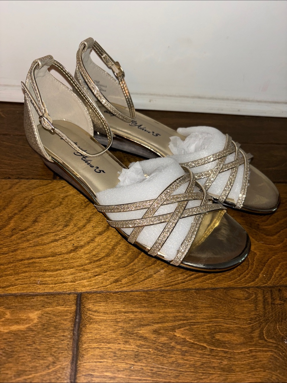 Easy Street sz 7 Metallic Gold Strappy Ankle‑Wrap Sandals ALIVE 5